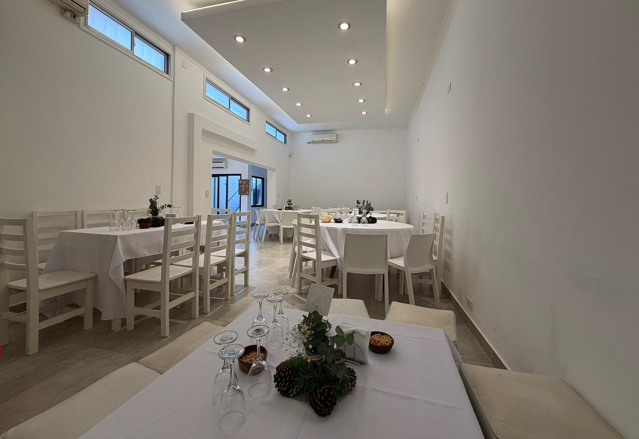 Salón Saltimbanqui armado con mesas para un evento en Núñez