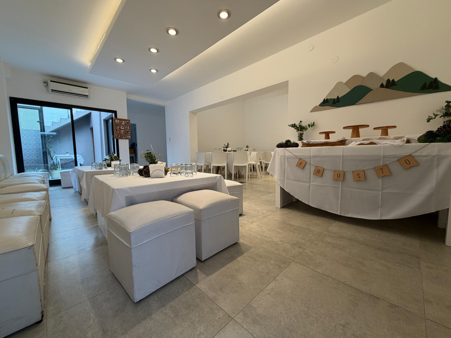Salón de eventos Saltimbanqui en Núñez, Buenos Aires, armado con mesas y livings