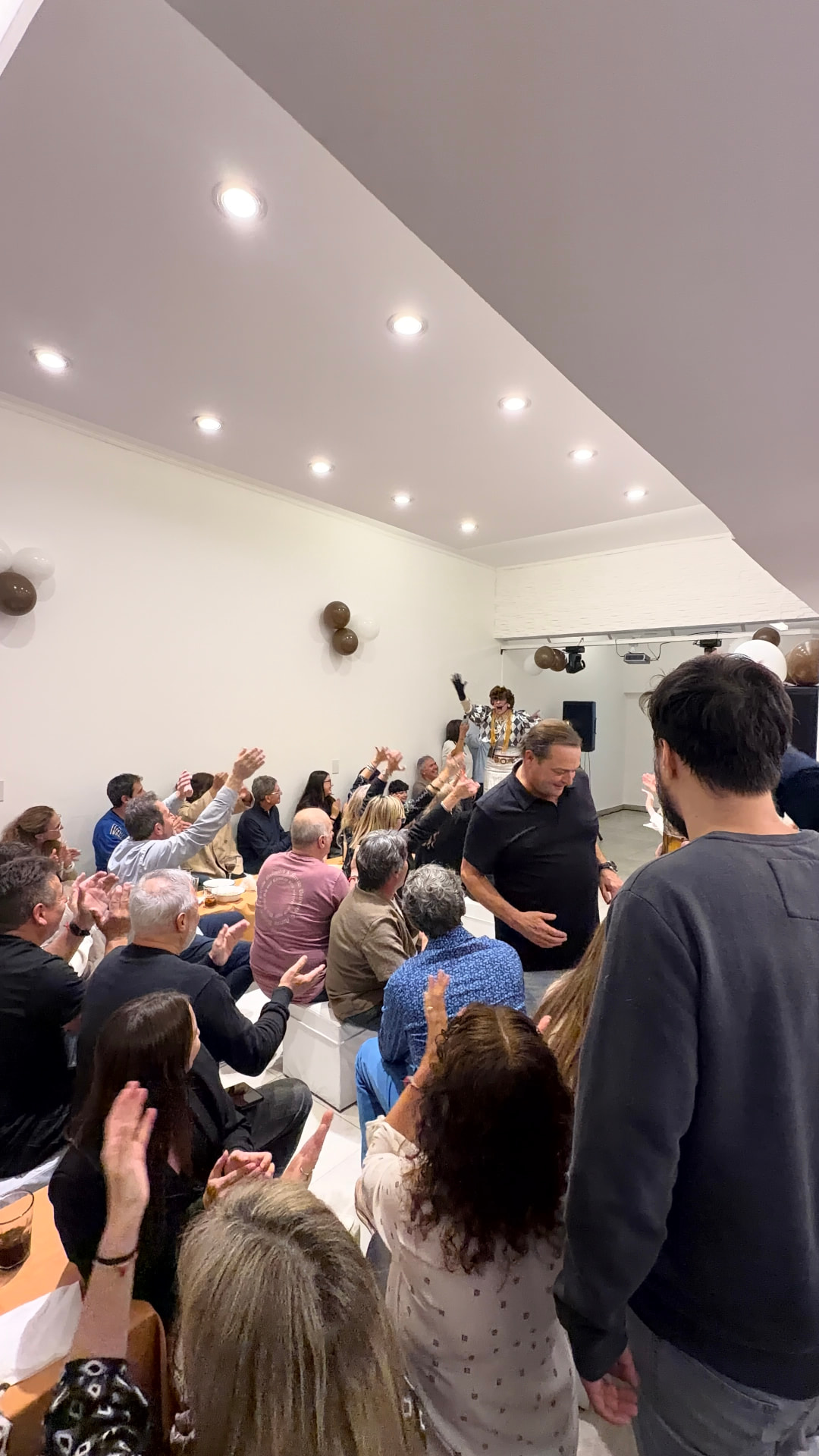 Invitados aplaudiendo durante un show en el salón