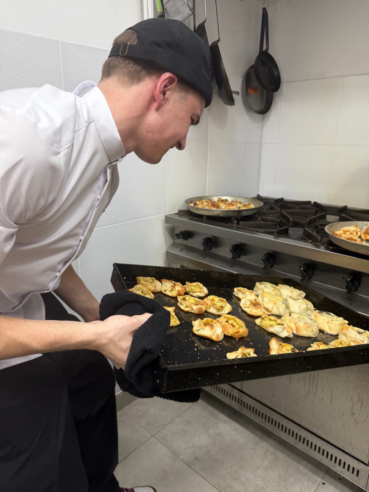 Sacando la comida del horno en la cocina de Dapont