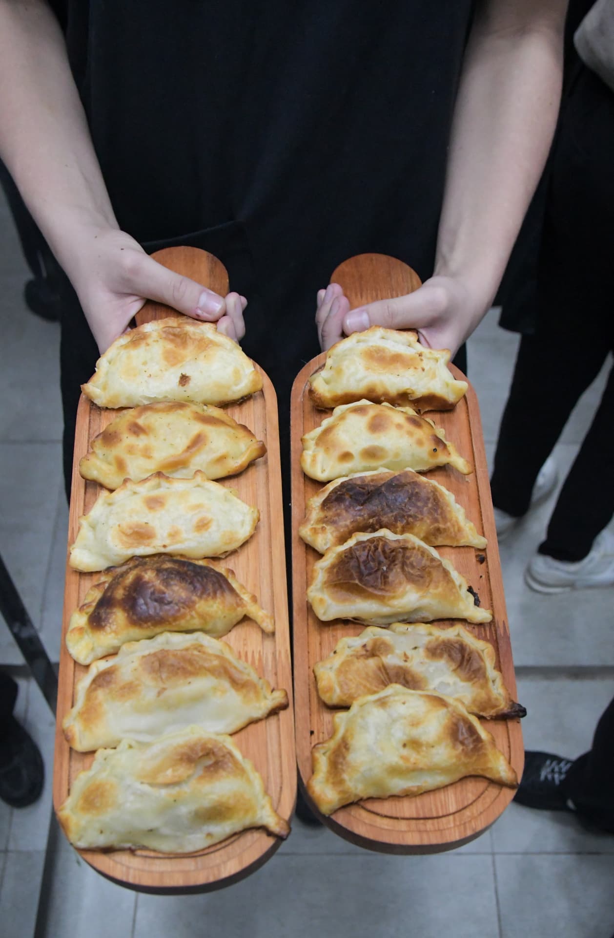 Tablas con empanadas caseras recién horneadas