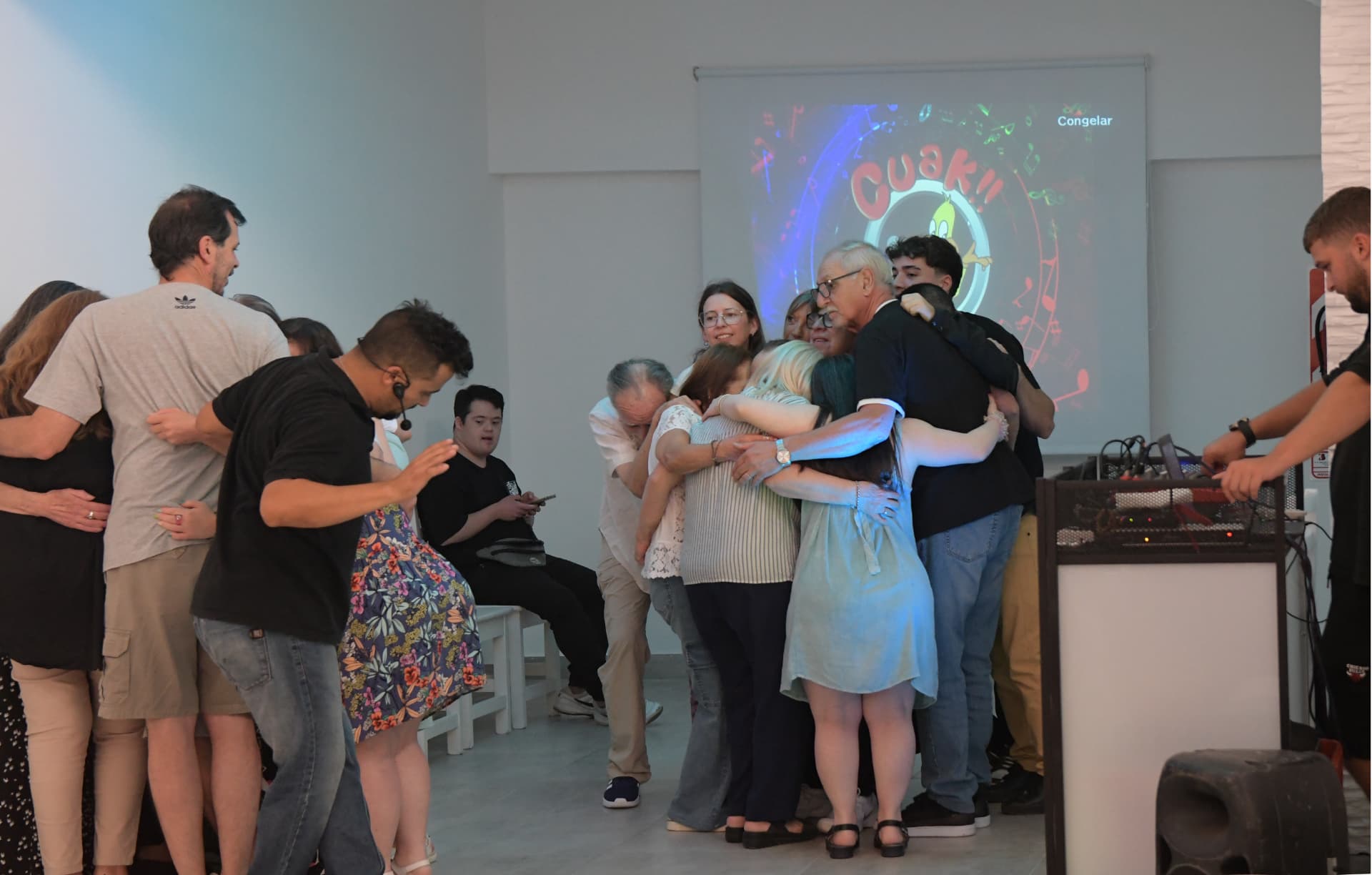 Abrazo grupal durante la fiesta en el salón