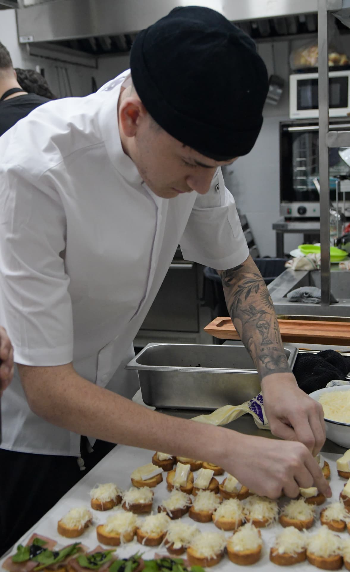 Cocinero de Dapont armando bruschettas en la cocina