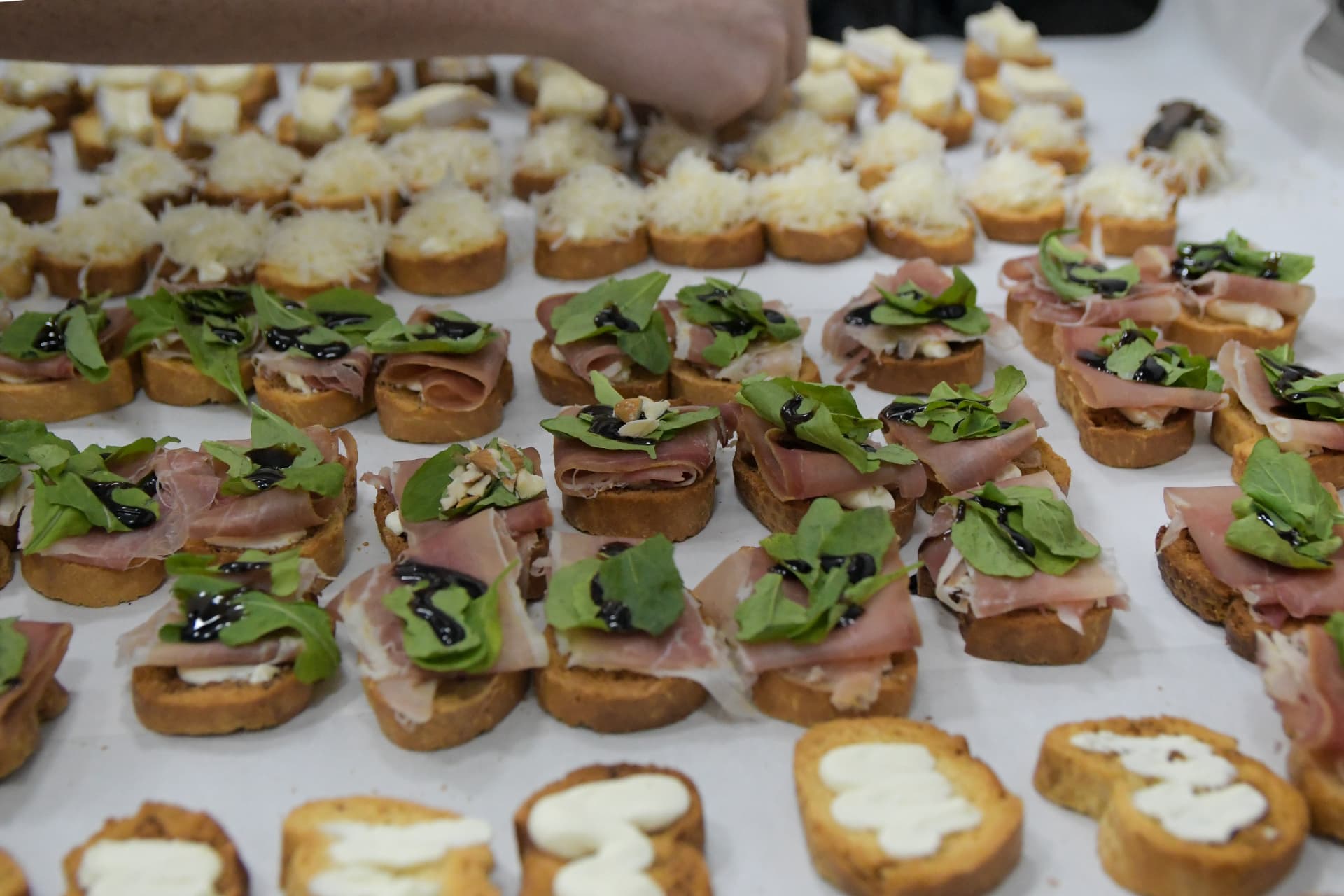 Bruschettas de jamón crudo, rúcula y queso
