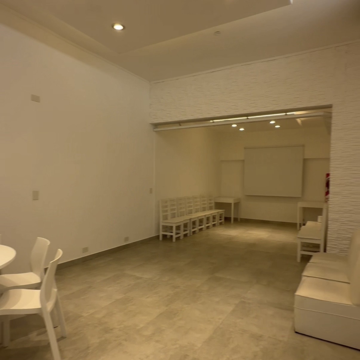 Salón con luces para una fiesta de egresados