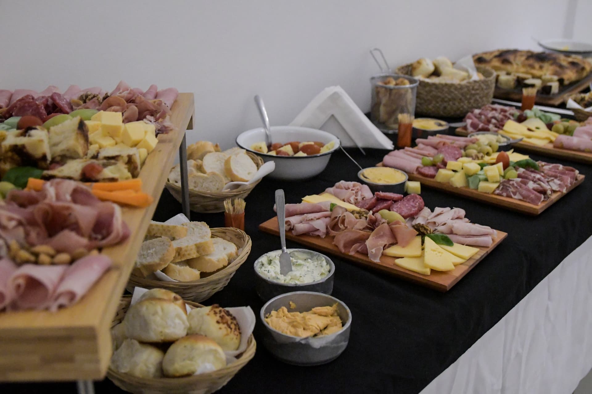 Mesa de fiambres, quesos, panes y dips de Dapont