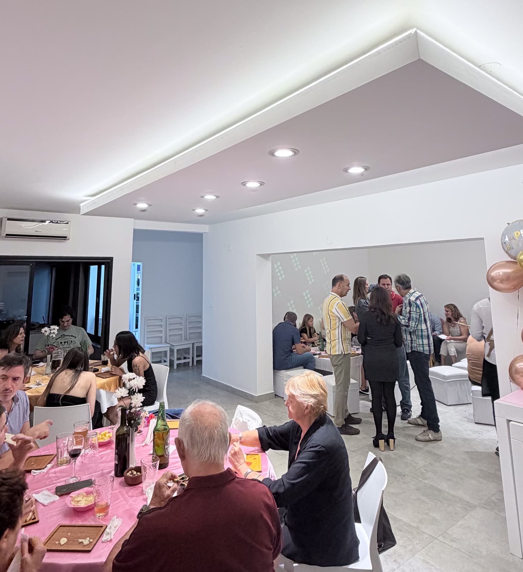 Cumpleaños con mesas y livings en el multiespacio de Núñez