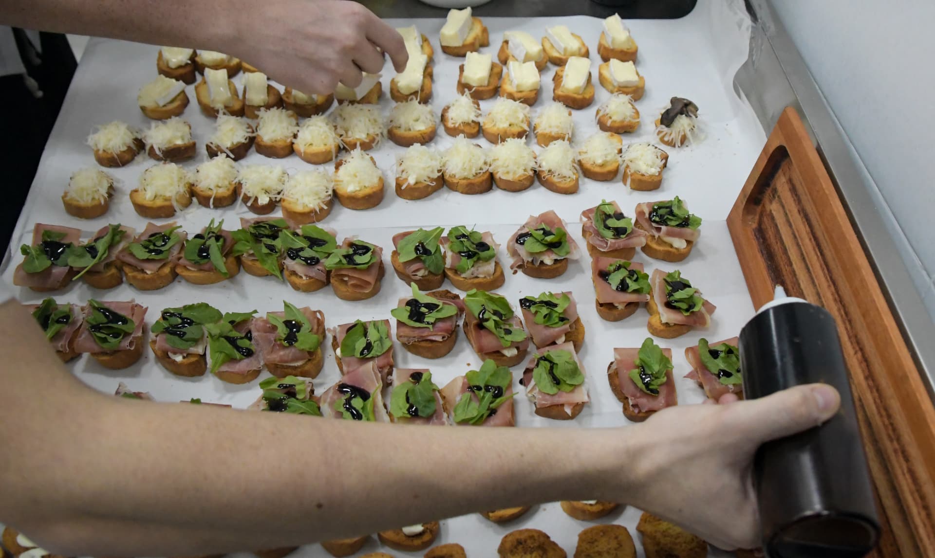 Bandeja de bruschettas variadas listas para servir
