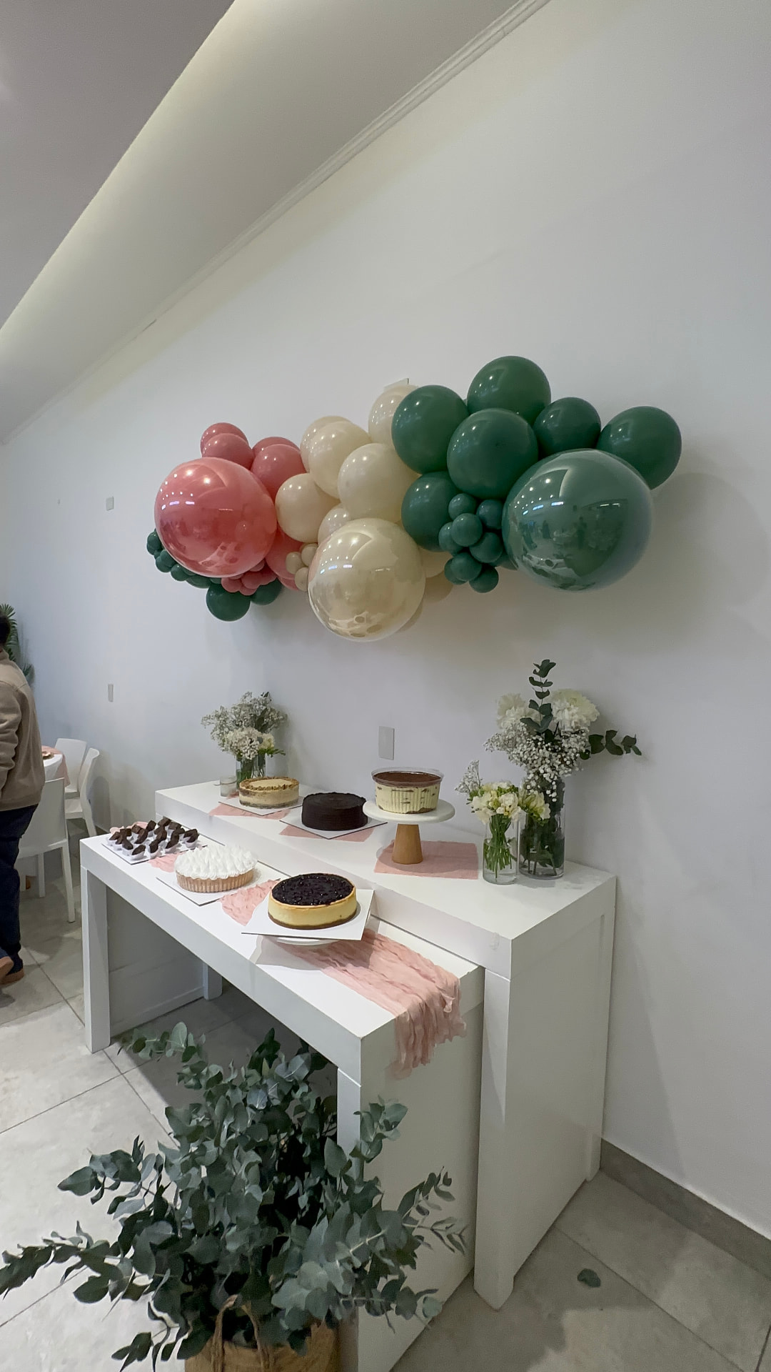 Mesa dulce con tortas y arco de globos para un baby shower en Núñez