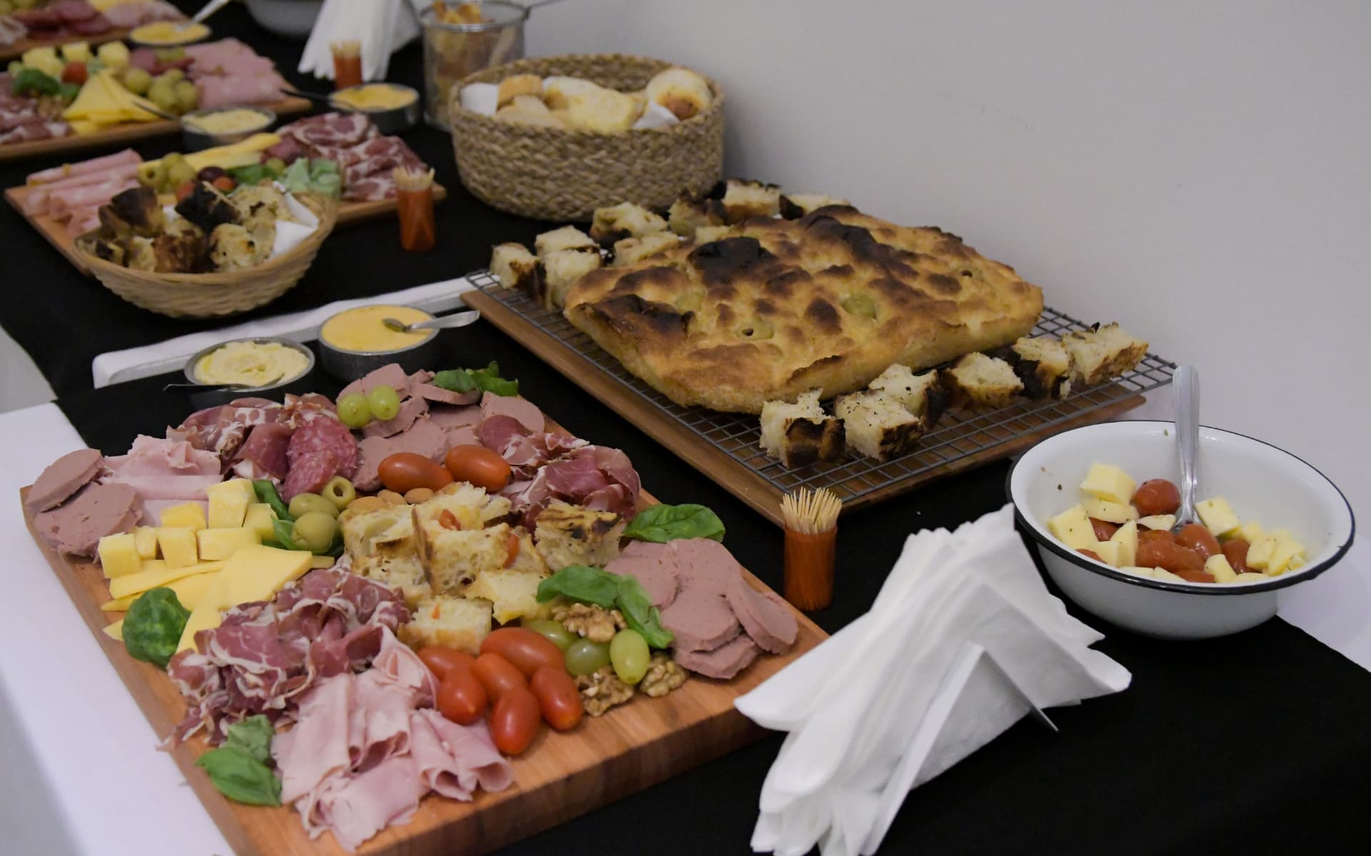 Mesa de picadas, focaccia y panes de Dapont