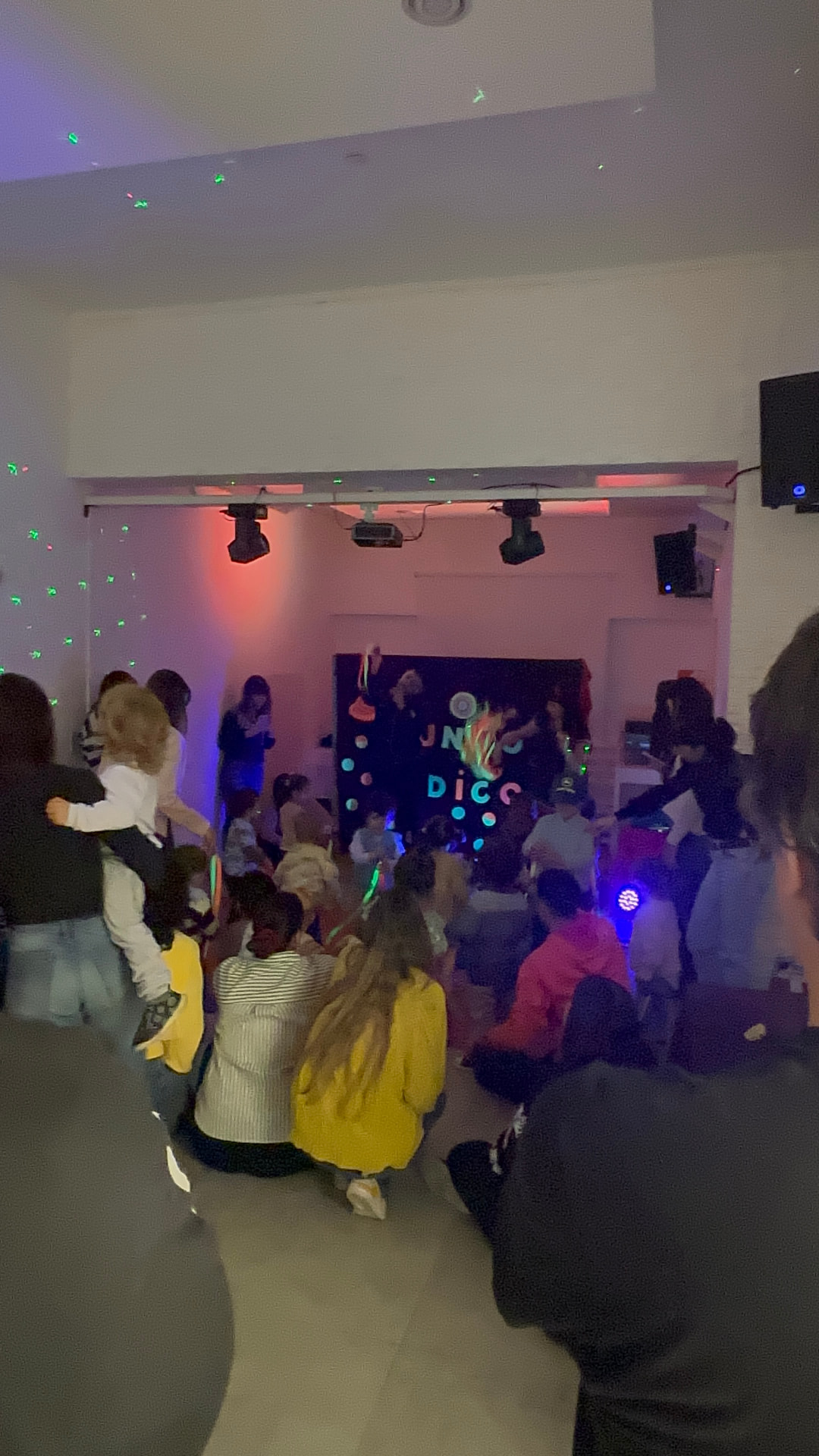 Show infantil con luces y chicos en la pista