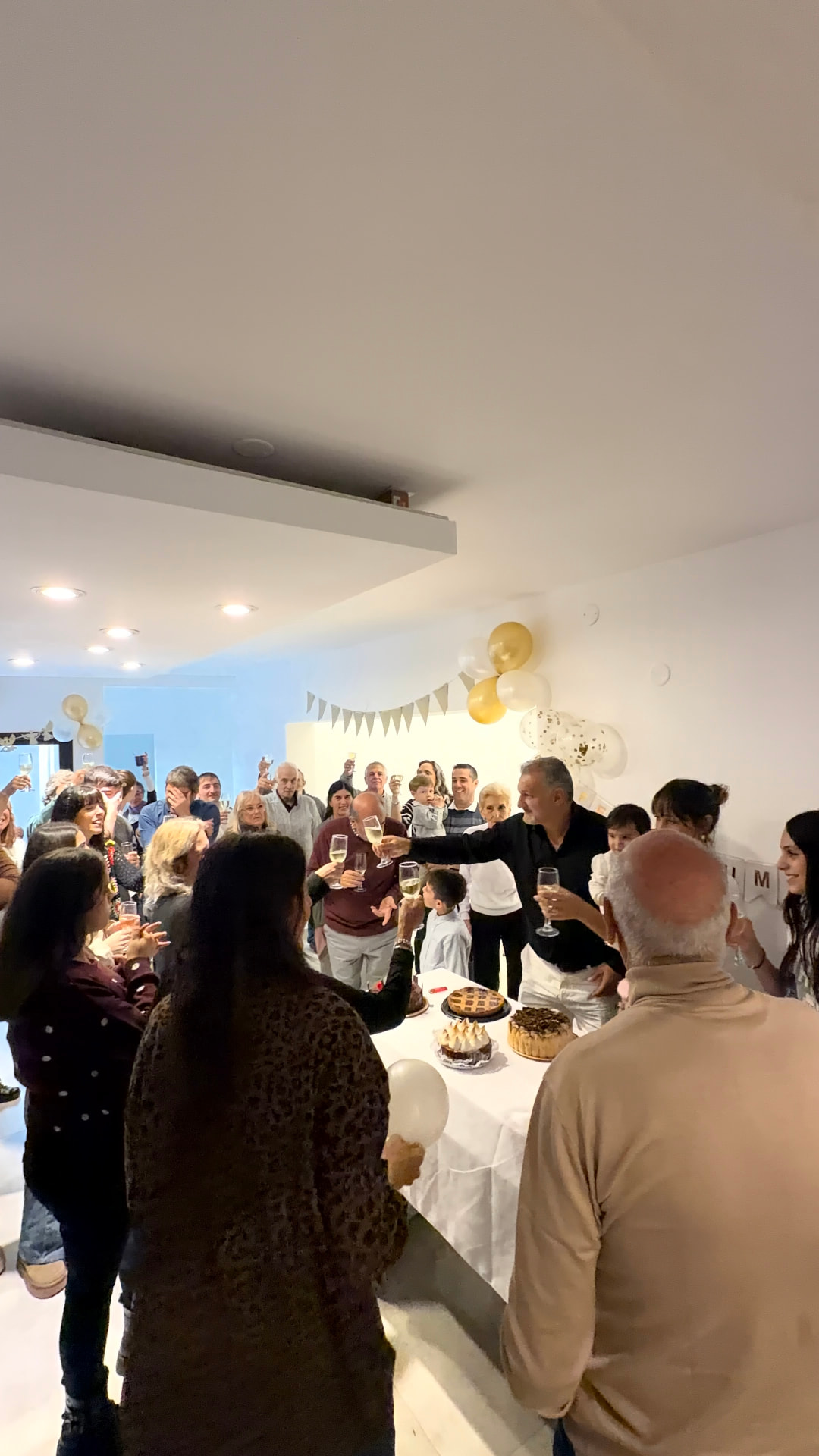 Brindis alrededor de la mesa en un evento familiar