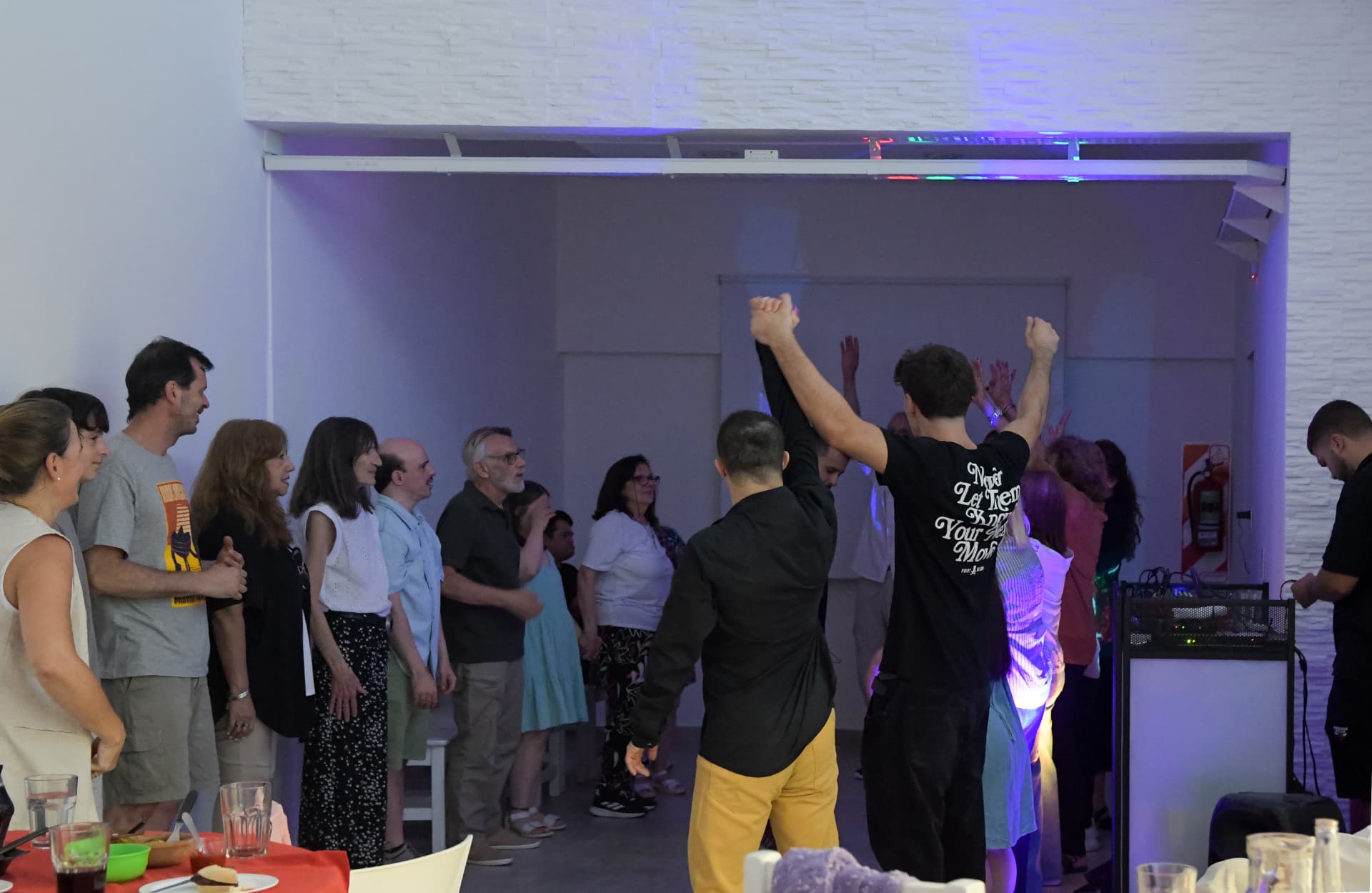 Salón con luces y pantalla para un cumpleaños teen