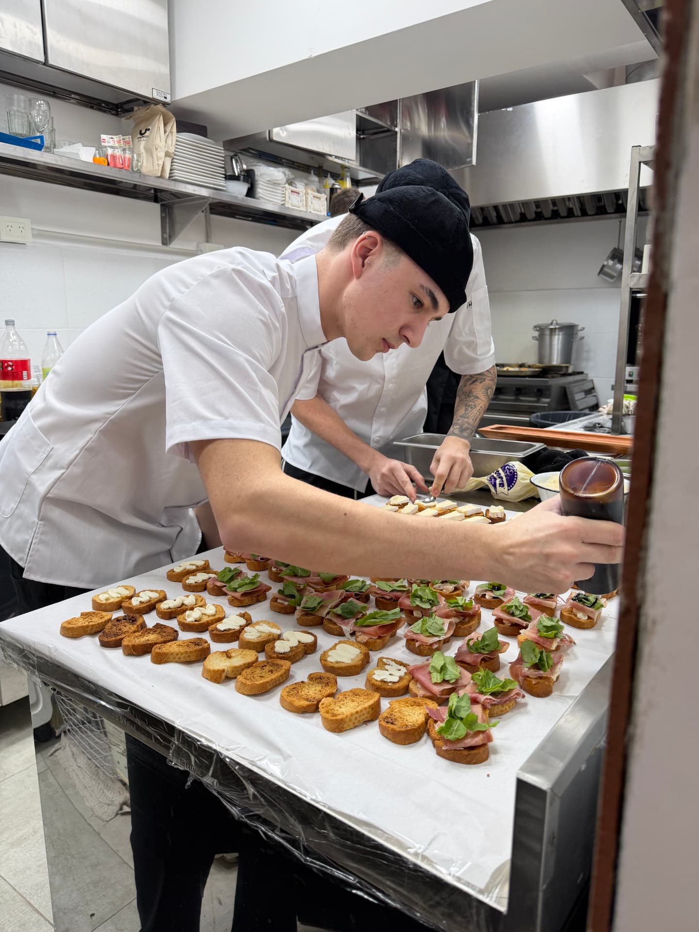 Armado de bruschettas en la cocina de Dapont