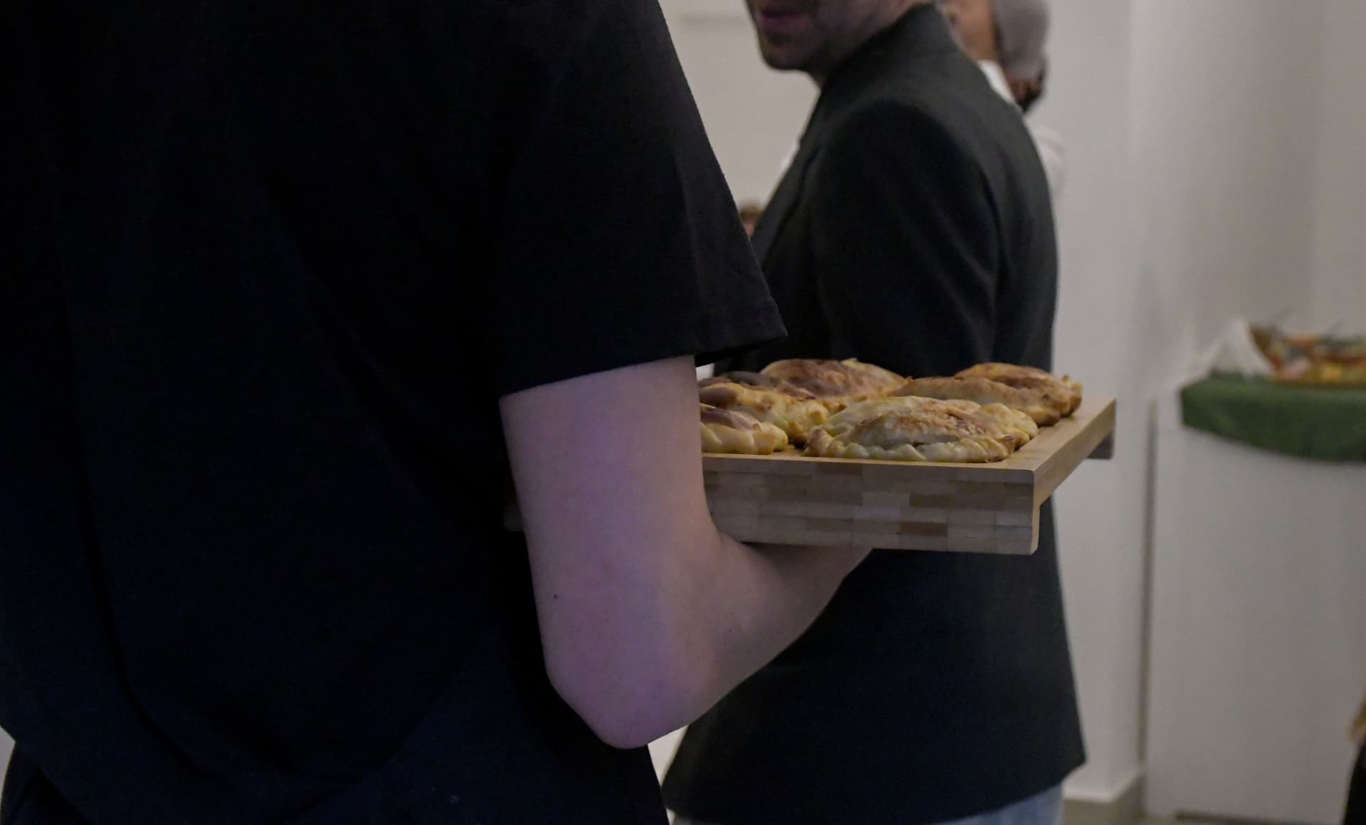 Servicio de empanadas en bandeja durante el evento
